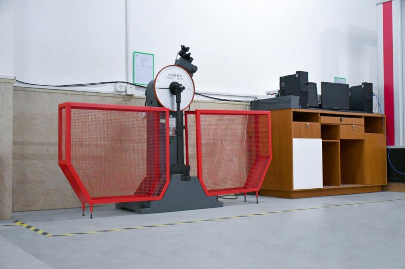 Nárazový testovací stroj